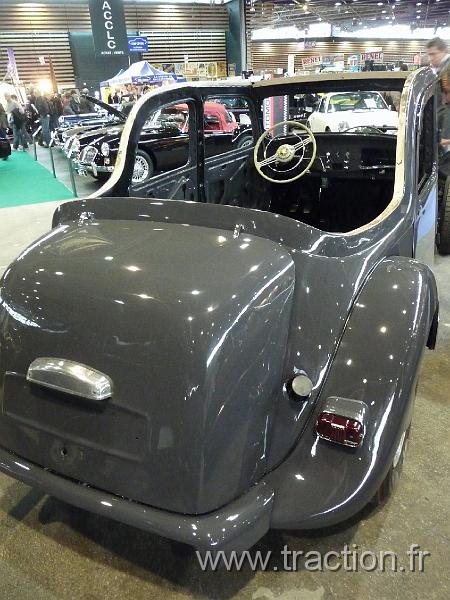 Epoquauto (170).JPG - 05/11/2010 - 69000 LYONƒPOQU'AUTO32�me Salon International Autos & Motos AnciennesCITROèN traction 15 SIX dŽcouvrableen cours de restauration